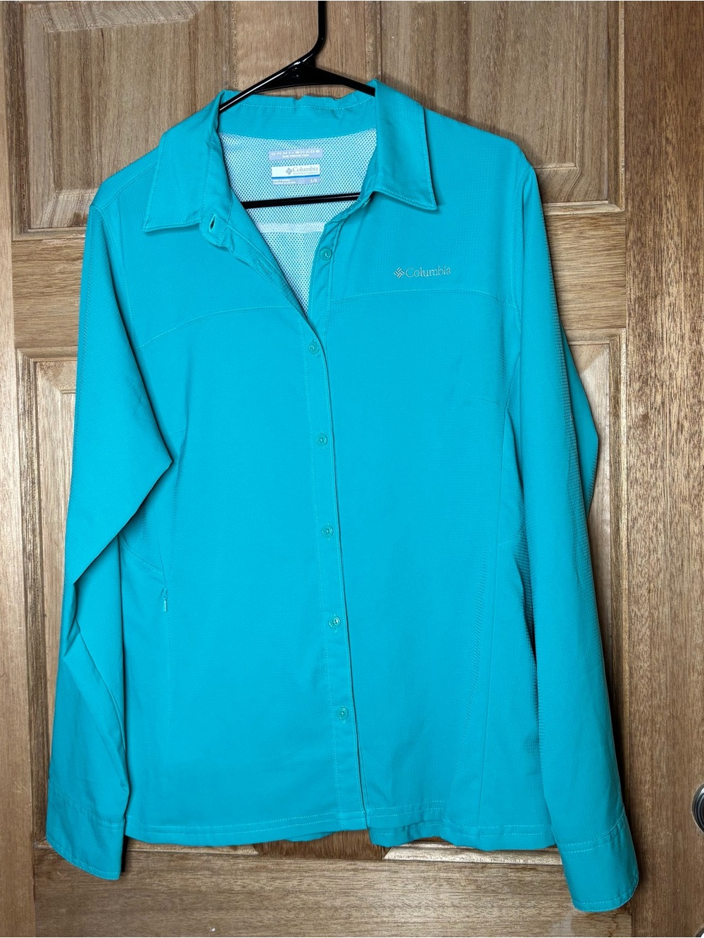 Columbia Women's Turquoise Button-Up shirt size L